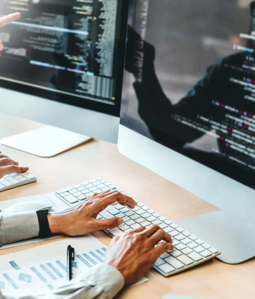 Team arbeitet an Datenanalyse und Programmierung am Computer