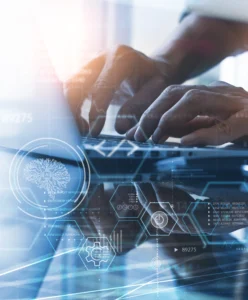Hände tippen auf einer Laptop-Tastatur, überlagert mit digitalen Datennetz-Grafiken als Symbol für automatisierte Prozesse